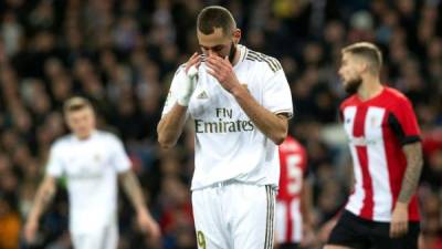 Karim Benzema se lamenta de una ocasión fallada contra el Athletic de Bilbao. Foto EFE