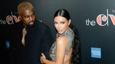 La empresaria y reina de la esfera virtual Kim Kardashian junto a su esposo Kanye West.