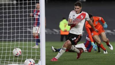 Juilán Álvarez se destapó con un hat-trick en el estadio Monumental.