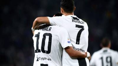 Cristiano Ronaldo felicitad a Paulo Dybala, quien marcó un gol. Foto AFP