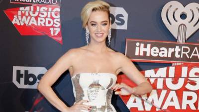 Katy Perry lució bellísima en la alfombra roja de los iHeartRadio Music Awards.