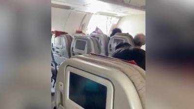 Al menos nueve pasajeros fueron hospitalizados por ataques de pánico luego de que un hombre abriese la puerta de emergencia de un avión en pleno vuelo.