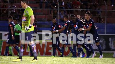 Jugadores del Motagua celebrando un gol contra el Vida.