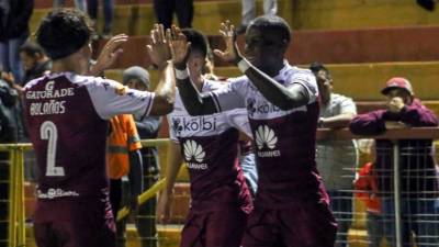 Rubilio Castillo celebrando su primer gol en el Saprissa con Christian Bolaños. Foto Twitter @SaprissaOficial
