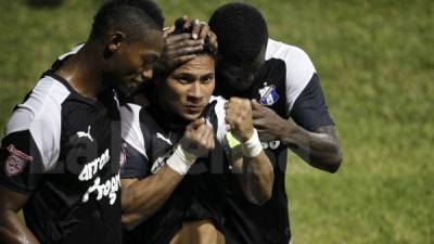 Jugadores del Honduras Progreso festejando el gol de Carlos Sánchez ante Marathón. Foto Neptalí Romero