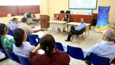 Los empresarios y afiliados de la Anmpih reunidos en el Consultorio Jurídico Gratuito de la Unah-vs. Foto: Amílcar Izaguirre