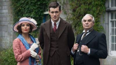 Eva Longoria y Jack Whitehall (centro), caracterizados como sus personajes en 'Decline and Fall'.