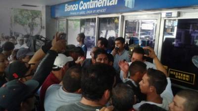Liquidadores de la CNBS se presentaron a las agencias del Banco Continental en San Pedro Sula.
