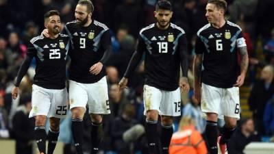 Manuel Lanzini festejando su gol con Gonzalo Higuaín. Foto AFP