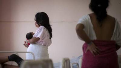 En el Leonardo Martínez son hospitalizadas en un área diferente a la de las adultas. Además les enseñan sobre cuidados a bebés.