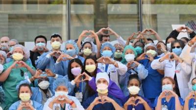 Personal médico del hospital de Queens celebra el Día Internacional de los Enfermeros durante un descanso en su turno./AFP.