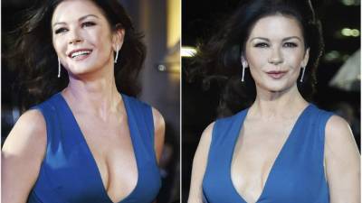 El escote de Catherine Zeta-Jones eclipsó a los asistentes al estreno de la película 'Dad's Army'.