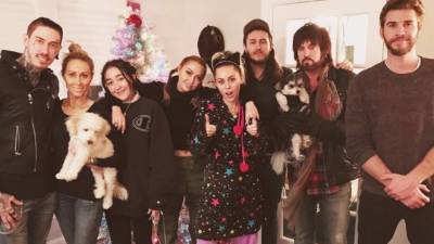 Liam Hemsworth con la familia de Miley Cyrus.