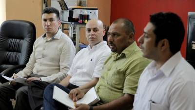 El fiscal general Óscar Chinchilla llegó acompañado a La Ceiba por el coordinador de fiscales Rolando Argueta y el director de la Atic, Ricardo Castro. Foto: Esaú Ocampo