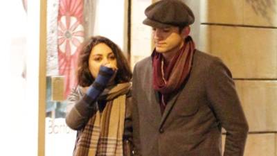 Mila y Ashton durante un paseo.