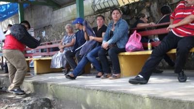 Familiares de las tres hombres llegaron a reclamar los cuerpos a Medicina Forense.