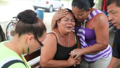 Juana Canales, madre de Juan Jácome, llora su muerte.