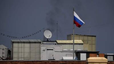 Una columna de humo sale de la chimenea del consulado ruso en San Francisco (California), una de las sedes diplomáticas rusas cuyo cierre fue ordenado por la Casa Blanca.