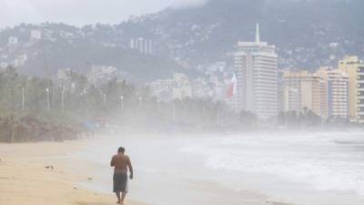 Vista general de la turbulencia en el mar del puerto de Acapulco, en el estado de Guerrero (México). EFE/Archivo