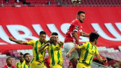 Jonathan Rubio saltando por el balón en un córner durante el partido contra el Benfica. Foto AFP