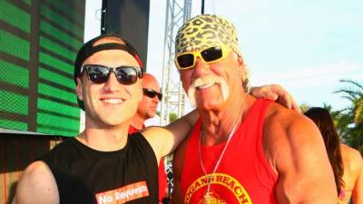 Nick Hogan junto a su padre Hulk Hogan.