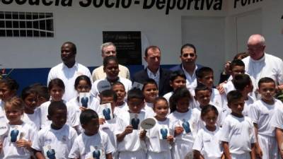 Emilio Butragueño y Mario Faraj inauguraron la escuela en La Ceiba.