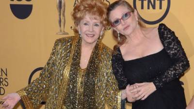 Las actrices Debbie Reynolds y Carrie Fisher.