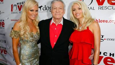 Hugh Hefner en una foto de archivo junto a sus exnovias Bridget Marquardt y Holly Madison.