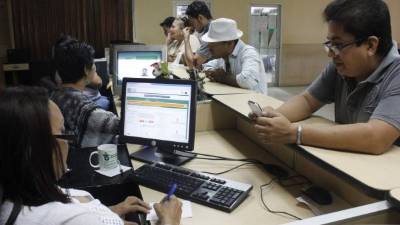 Un ciudadano es atendido en la oficina del RNP.