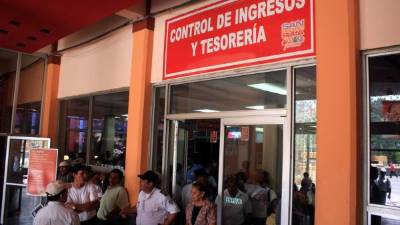 Los empleados del palacio municipal dicen que siguen haciendo su trabajo.