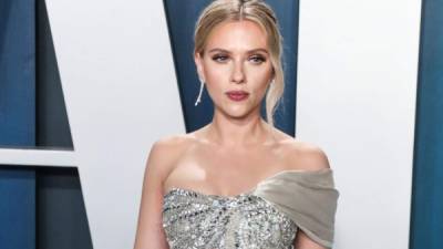 Scarlett Johansson se casó con Colin Jost en una ceremonia privada en octubre de 2020.