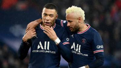 Kylian Mbappé junto a Neymar tras el PSG vs Real Madrid realizado en el Parque de los Príncipes.