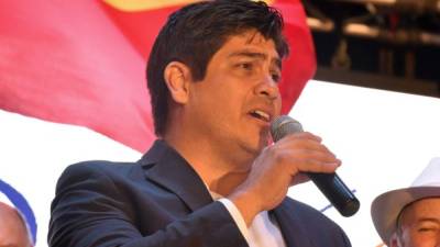 El exministro Carlos Alvarado se convirtió este domingo en presidente electo de Costa Rica, al vencer en el balotaje al predicador evangélico Fabricio Alvarado, tras una campaña polarizada por la discusión en torno a la religión y el matrimonio homosexual.. AFP