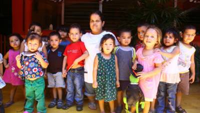 Karmen Alicia Caballero parece una niña más en la Guardería municipal de Guamilito