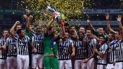 El capitán Gianluigi Buffon levanta el trofeo que los acredita como campeones de la Supercopa italiana.