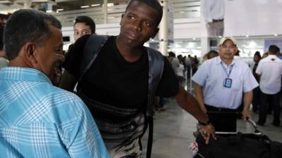 Boniek García a su arribo al aeropuerto Ramón Villeda Morales de San Pedro Sula. Foto Delmer Martínez