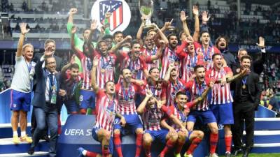 La celebración de los jugadores del Atlético de Madrid con la Supercopa de Europa. Foto AFP