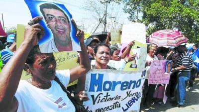 Pobladores de Yoro llegaron hasta el batallón de Naco, Cortés para apoyar al alcalde Arnaldo Urbina.