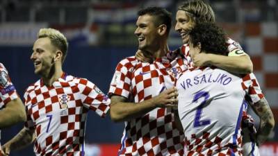 Los jugadores de Croacia, entre ellos Luka Modric e Ivan Rakitic, celebrando uno de los goles contra Grecia.