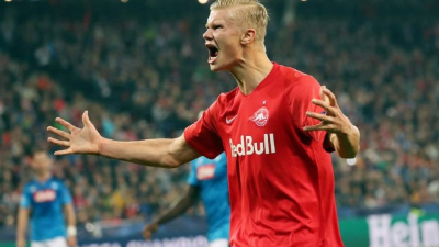 Dortmund's Norwegian forward Erling Braut Haaland (R) reacts after a missed attempt on goal during the German first division Bundesliga football match BVB Borussia Dortmund v 1.FC Cologne at the Signal Iduna Park Stadium in Dortmund, western Germany, on November 28, 2020. (Photo by LEON KUEGELER / POOL / AFP) / DFL REGULATIONS PROHIBIT ANY USE OF PHOTOGRAPHS AS IMAGE SEQUENCES AND/OR QUASI-VIDEO