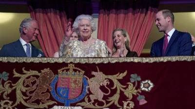 La reina Isabel II (c) junto a su hijo, el príncipe Carlos (i), y su nieto, el príncipe William (d), en el Royal Albert Hall de Londres durante el concierto'Fiesta de cumpleaños de la reina'.// AFP / Andrew Parsons.