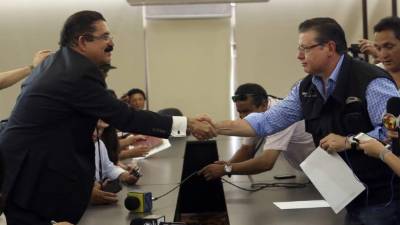 El expresidente Zelaya al momento de entregar al magistrado David Matamoros la convocatoria a elecciones internas.