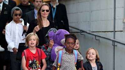 Angelina Jolie con sus hijos.