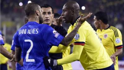 Dani Alves dialogando con Víctor Ibarbo durante la bronca del Brasil-Colombia. Foto AFP