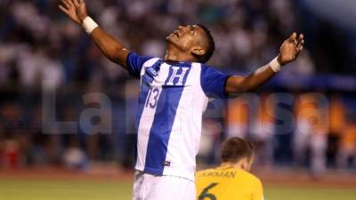 Carlo Costly se lamenta por una ocasión perdida contra Australia. Foto Juan Salgado