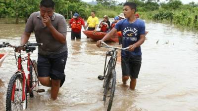 No hay paso en la entrada a la aldea El Paraíso.