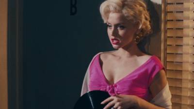 Ana de Armas se mete en la piel de la legendaria actriz Marilyn Monroe.