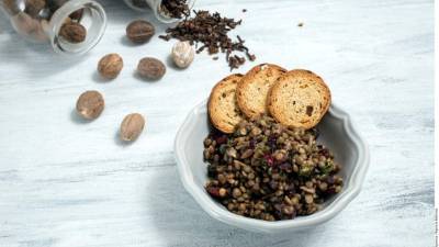 Servir la ensalada de lentejas con rebanadas de pan integral tostado.