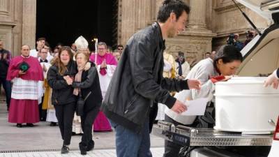 Los padres de Gabriel se despiden del pequeño a la salida de la Iglesia en Almería.//EFE.