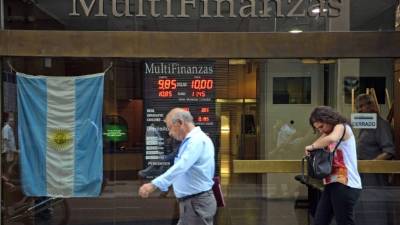 La población argentina se encuentra a la expectativa por la devaluación del peso.